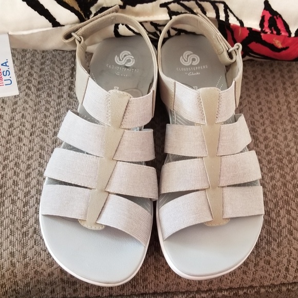 Sold!!Like new Clark's Cloudsteppers tan sandals 8 - Picture 1 of 7